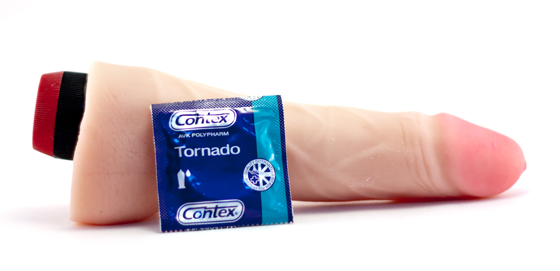 Прекрасный вибратор с мошонкой