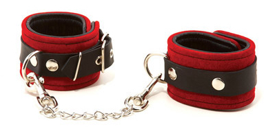 Замшевые красные оковы на цепях