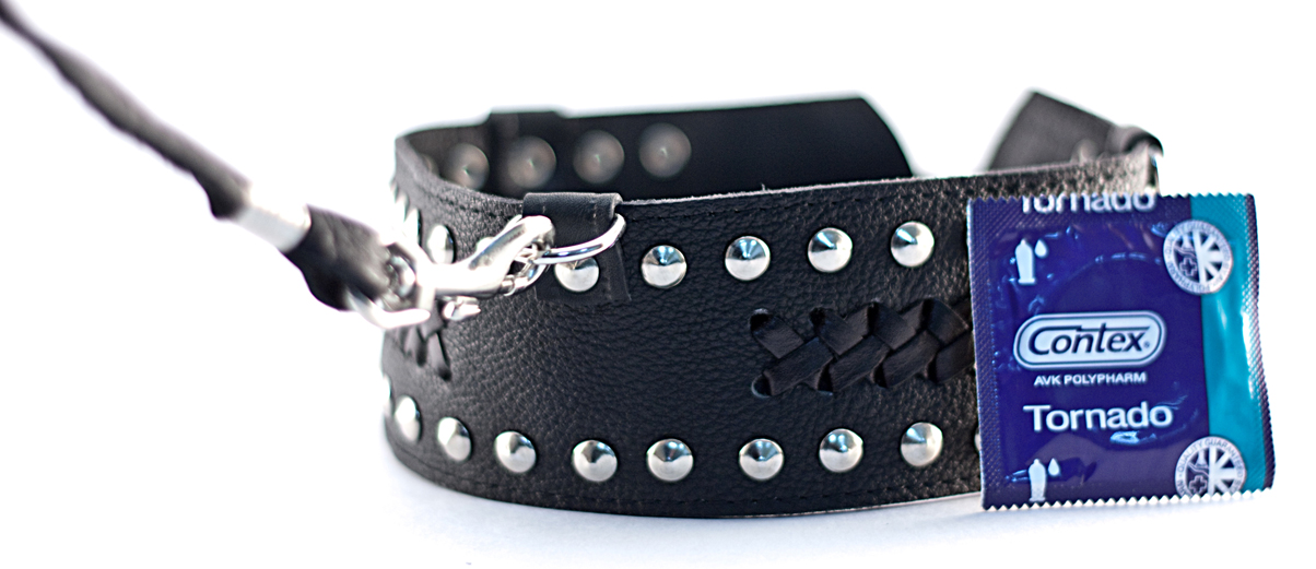 Ошйник из черной кожи с поводком