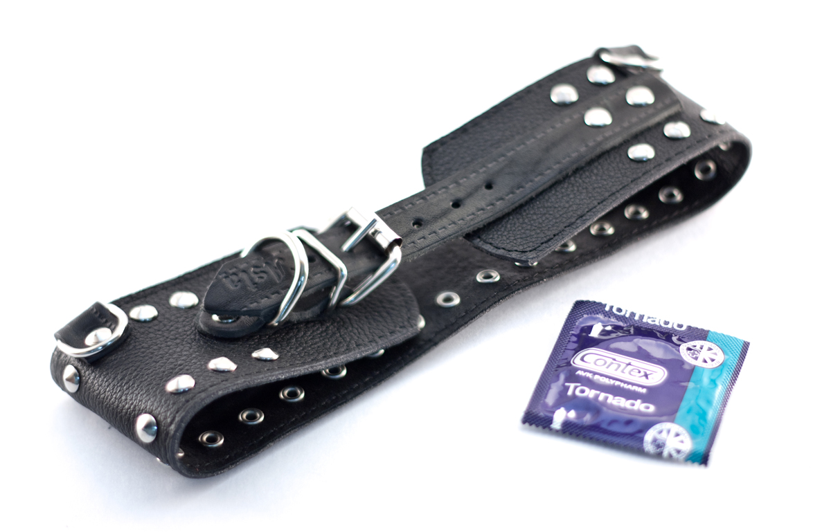 Ошйник из черной кожи с поводком