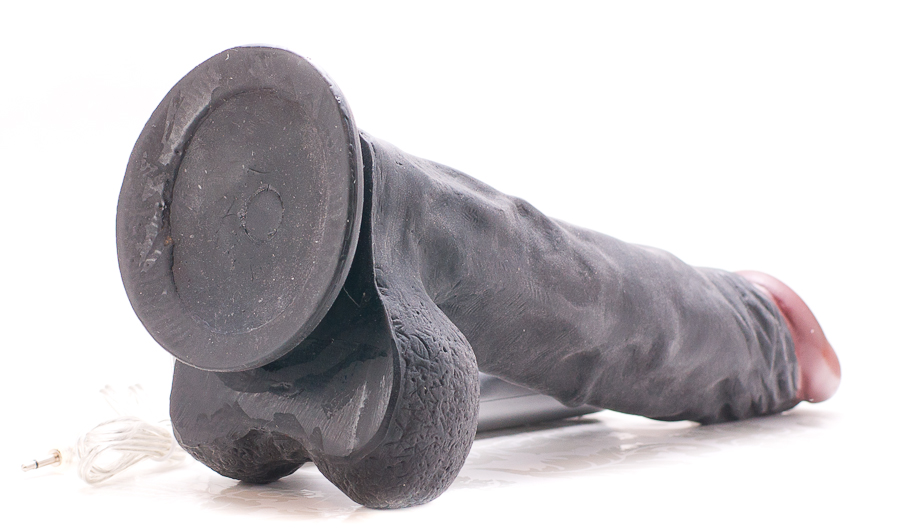 Черный вибратор с яичками