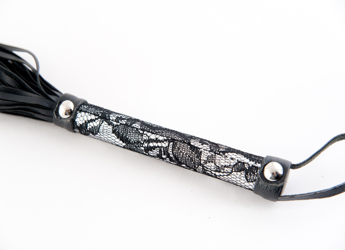 Флоггер с кружевной ручкой серебристый Флоггер с кружевной ручкой серебристый