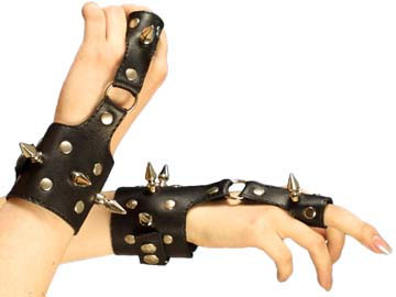 Наручи, декорированные шипами Наручи, декорированные шипами