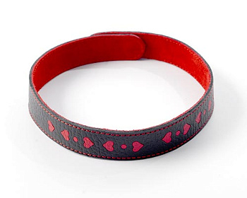 Черный ошейник с красными сердечками