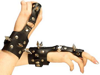 Наручи, декорированные шипами